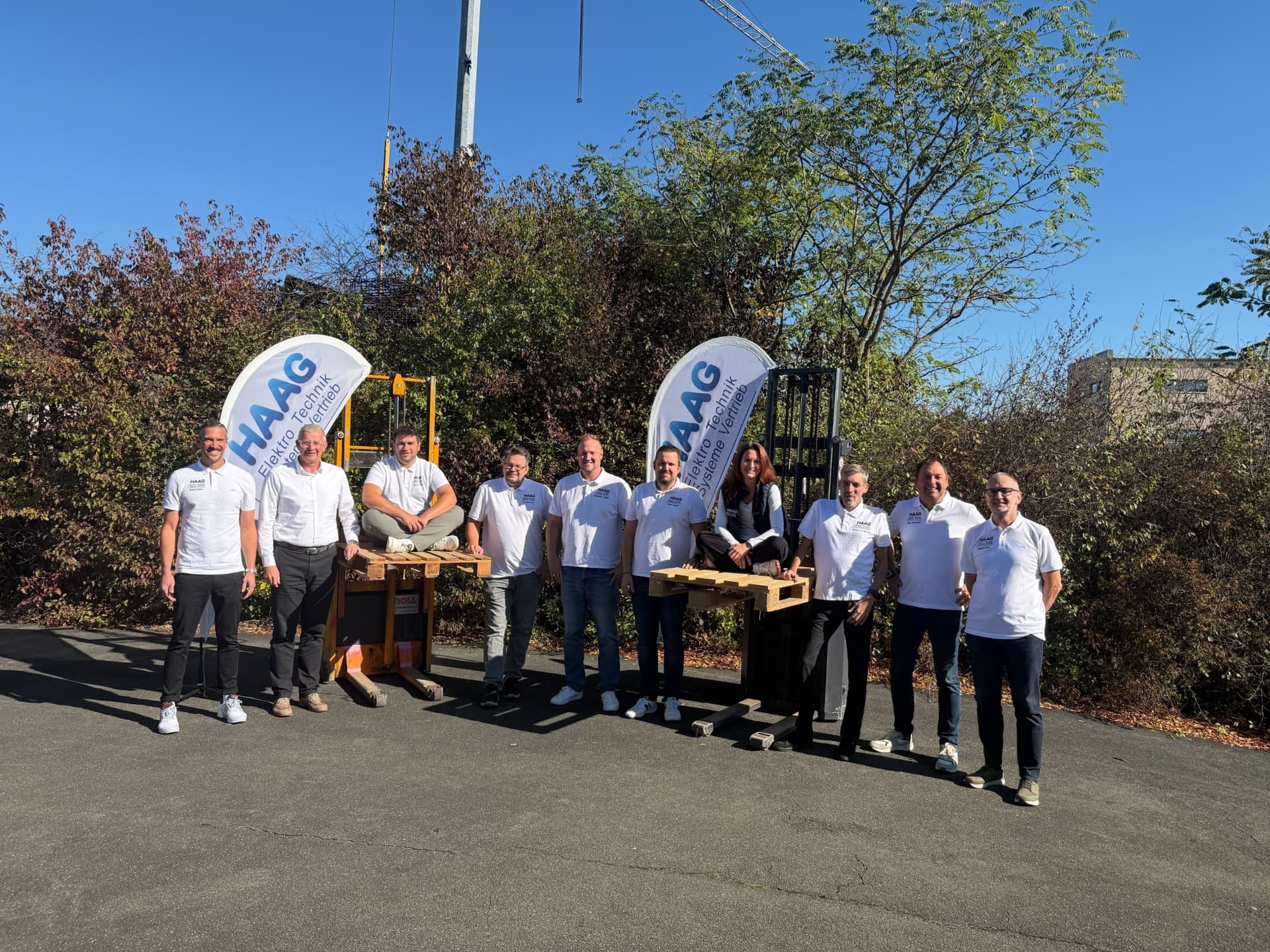 Unser HAAG Team vor den Firmenflaggen auf dem Firmengelände
